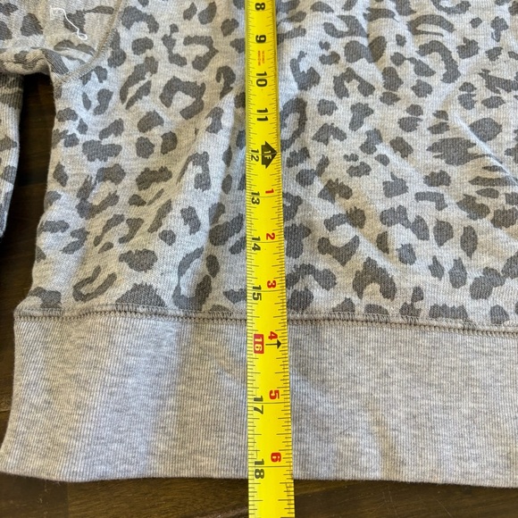 Aerie Sandy Cropped Off The Shoulder Leopard Cheetah Animal Print Gray Oversized - Picture 9 of 10